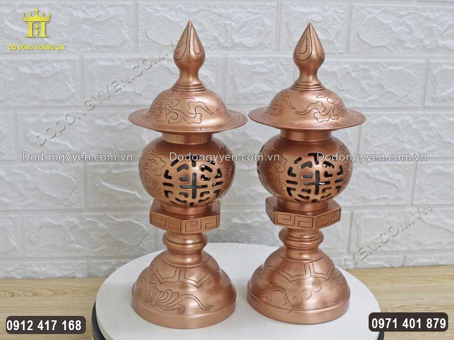 Đ&egrave;n được chế t&aacute;c với h&igrave;nh d&aacute;ng c&acirc;n đối, chắc chắn ph&ugrave; hợp với nhiều kh&ocirc;ng gian thờ c&uacute;ng